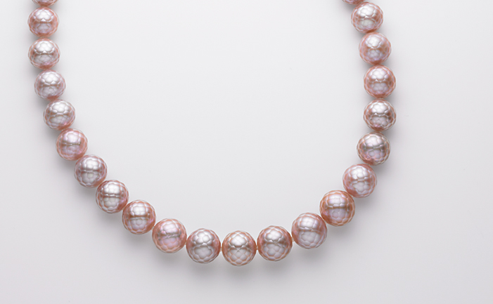 淡水真珠-ピンクの華真珠（カットパール）を使用したネックレス。