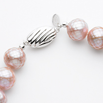 淡水真珠-ピンクの華真珠（カットパール）を使用したネックレス。クラスプのアップ画像です。