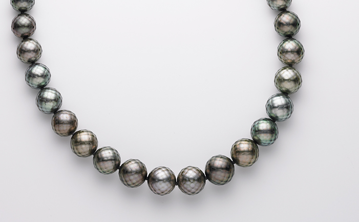 黒蝶真珠の華真珠（カットパール）を使用したネックレス。ダブルリフラクションカットを施しています。