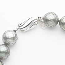 黒蝶真珠の華真珠（カットパール）を使用したネックレス。ダブルリフラクションカット。クラスプのアップ画像です。