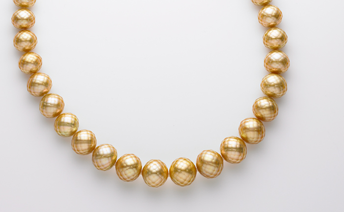 南洋真珠-ゴールデンパールの華真珠（カットパール）を使用したネックレス。ダブルリフラクションカットを施しています。