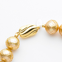 南洋真珠-ゴールデンパールの華真珠（カットパール）を使用したネックレス。ダブルリフラクションカット。クラスプのアップ画像です。