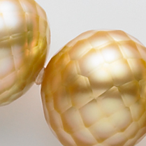 南洋真珠-ゴールデンパールの華真珠（カットパール）を使用したネックレス。ダブルリフラクションカット。真珠のアップ画像です。