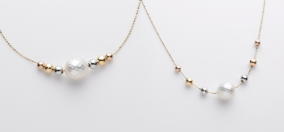 白蝶真珠の華真珠（カットパール）とK18-マルチカラーを使用した、当社オリジナルのフリーステーションネックレスです。