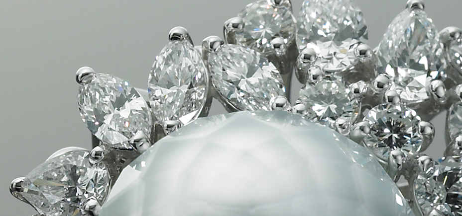 白蝶真珠の華真珠（カットパール）と高品質なダイヤモンド、Pt900使用のリング。アップ画像です